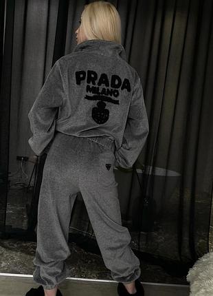 Серый велюровый костюм прада prada