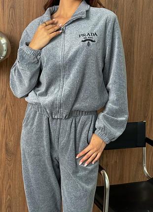 Серый велюровый костюм прада prada