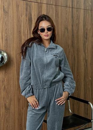 Серый велюровый костюм прада prada