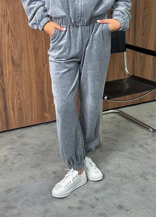 Серый велюровый костюм прада prada