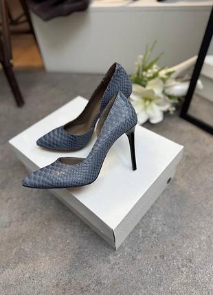 Туфли лодочки на высокой шпильке из эксклюзивной кожи с тиснением под рептилию