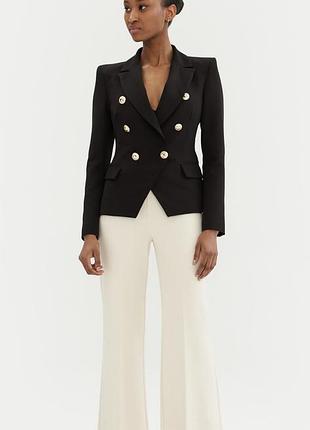 Приталений чорний піджак з золотими ґудзиками