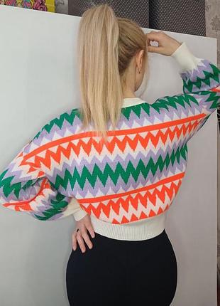 Яскравий кроп-пуловер із геометричним принтом