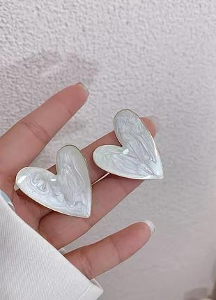 Серьги массивные сердца белая эмаль