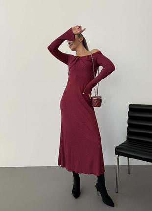 Платье платье макси с открытыми плечами вязаный рубчик бордо