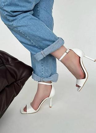 Белые боссоножки на шпильке