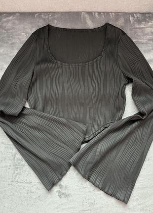 Чорний топ з рукавами
