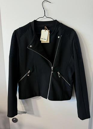 Косуха куртка на подкладе, очень стильная.