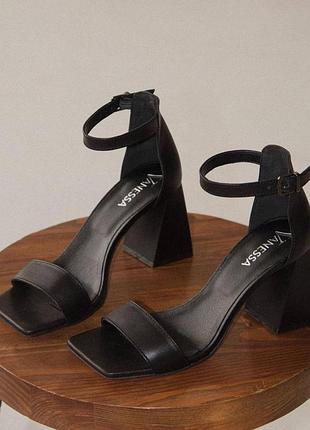 Босоножки на устойчивом каблуке