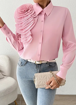 Рожева однотонна сорочка з великою пишною квіткою, пудрова нарядна сорочка з квіткою на весну