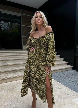 Красивое платье в цветочный принт с открытыми плечами и разрезом на ноге🔥