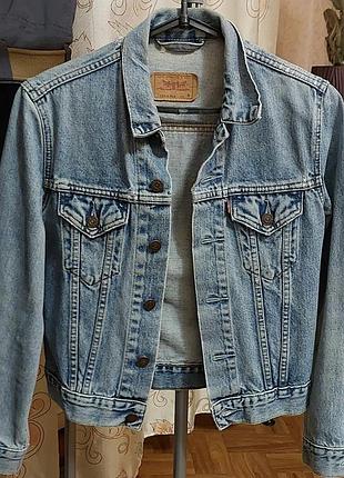 Джинсова куртка levis.