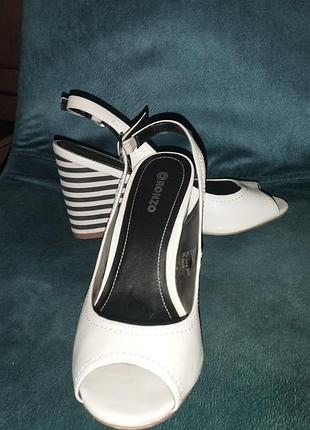 Туфлі в лінію білі туфлі на танкетці полосаті туфлі на застібці.