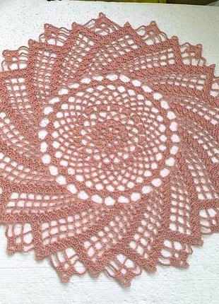 Вязаная салфетка ручной работы.