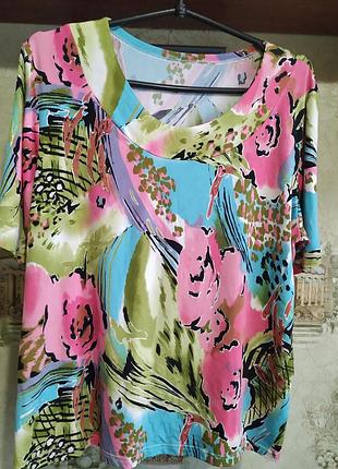 Яскрава футболочка