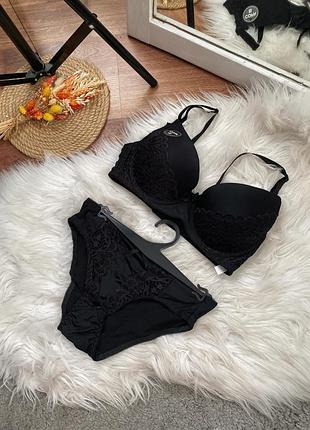 Комплект белья, бюстгальтер из пуш ап и трусики