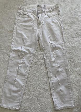 Белые джинсы с потертостями