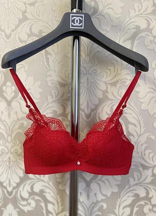 Червоний мереживний бюст