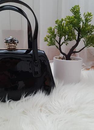 Лакована маленька сумочка