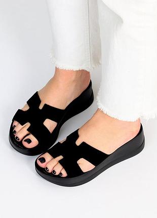 Деловые шлепанцы черные девчачье в замши, замшевые шлепанцы нарядные на танкетке, на работу под брюк