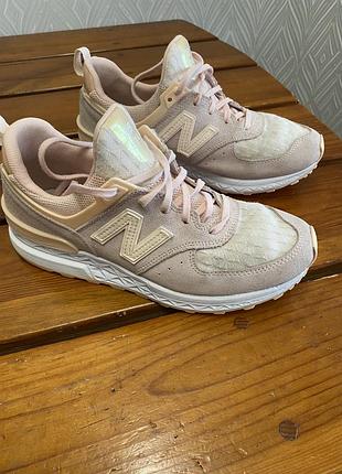 Кроссовки женские