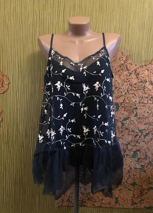 Женская майка на тонких бретелях.