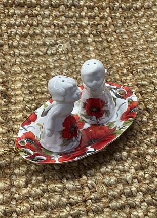 Керамический набор с маками: тарелка + солонка и перечница