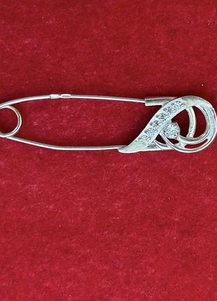 Срібна булавка з білими фіанітами.