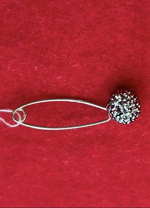 Срібна булавка з кулькою з кристалами swarovski чорного кольору.