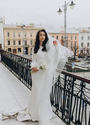 Весільна сукня із довгим рукавом