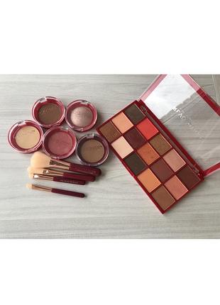 Лот косметики revolution. тіні, пензлі, хайлайтер, румʼяна, бронзер, скульптор, пудра для бейкінгу