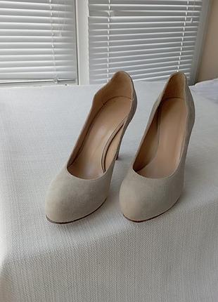 Світлі замшеві жіночі туфлі на високих. підборах
