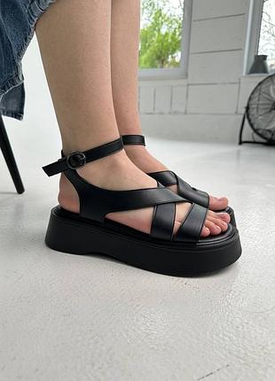 Жіночі чорні шкіряні натуральні босоніжки з натуральної шкіри на високій платформі  перехрест перепліт з ремінцем