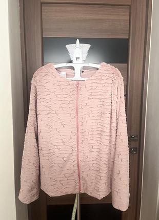 Розовый свитер
