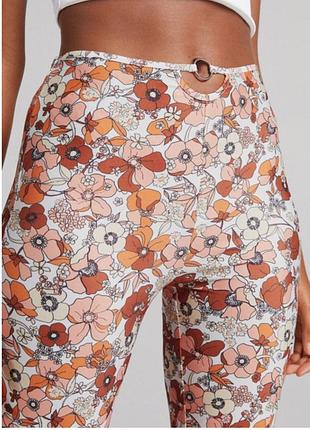 Брюки клеш в цветы bershka