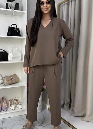 Жіночий стильний весняно-літній костюм