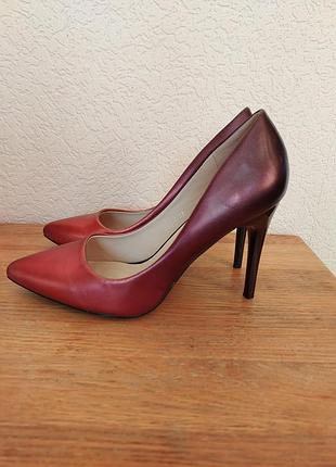 Жіночі туфлі на шпильці