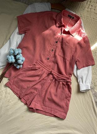 Розовый костюм.