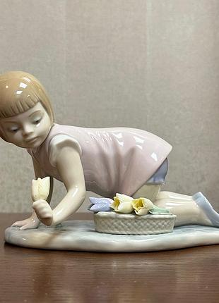 Фарфорова статуетка «дівчинка на колінах із тюльпанами».