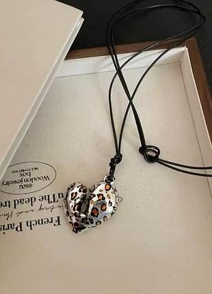 Большой интересный кулон подвеска на шнурке. бижерерия украшение