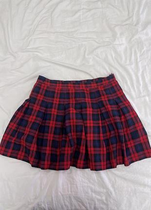 Червона спідниця в клітинку
