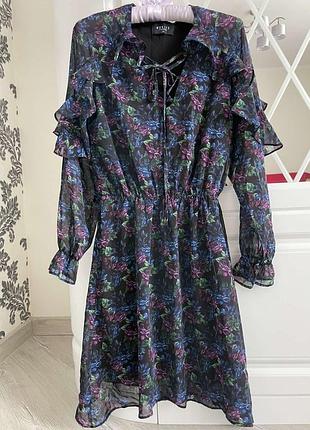 Платье с шифоном и рюшами