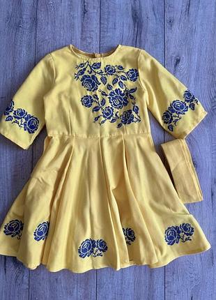 Вышитое платье