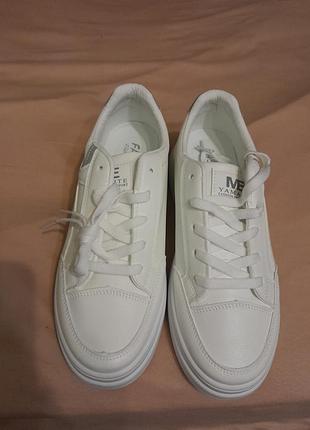 Женские кроссовки