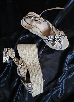 Распродажа! босоножки на джутовой платформе питонового украшение. очень удобные