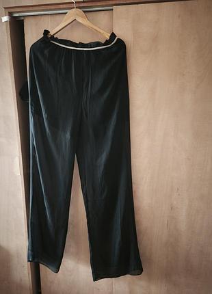 Брюки штаны, в грузовом стиле.
полупрозрачные с шортами чуть выше колен