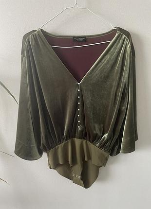 Бархатная блуза с перламутровыми пуговицами