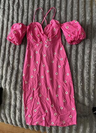 Дуже красива сукня гарно лежить по фігурі