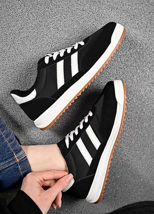 Женские кроссовки