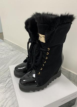 Зимові чорні черевики на танкетці з натуральної замші